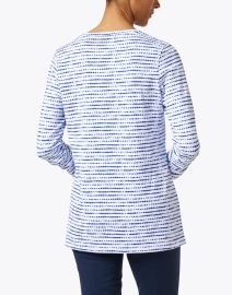 Back image thumbnail - E.L.I. - Blue and White Print Ruched Sleeve Tee
