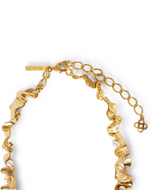 Oscar de la Renta - Gold Crinkled Metal and Pearl Necklace 