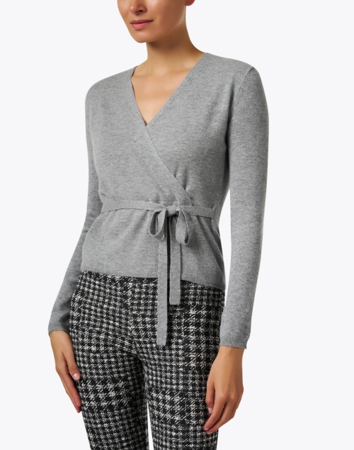 Front image - Allude - Grey Wool Cashmere Wrap Sweater 