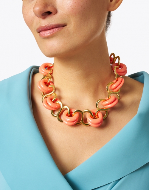 Look image - Kenneth Jay Lane - Coral and Gold Resin Rings Link Necklace