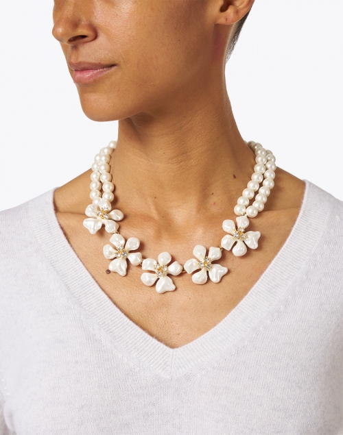 White Flower and Crystal Flowers Pearl Necklace 