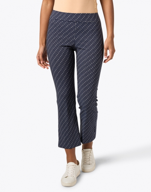 Front image - Avenue Montaigne - Leo Black and White Illusion Print Pull On Pant