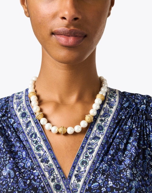Look image - Kenneth Jay Lane - Gold and Pearl Necklace