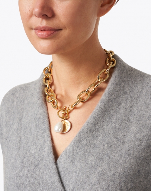 Look image - Kenneth Jay Lane - Gold and Pearl Chain Pendant Necklace